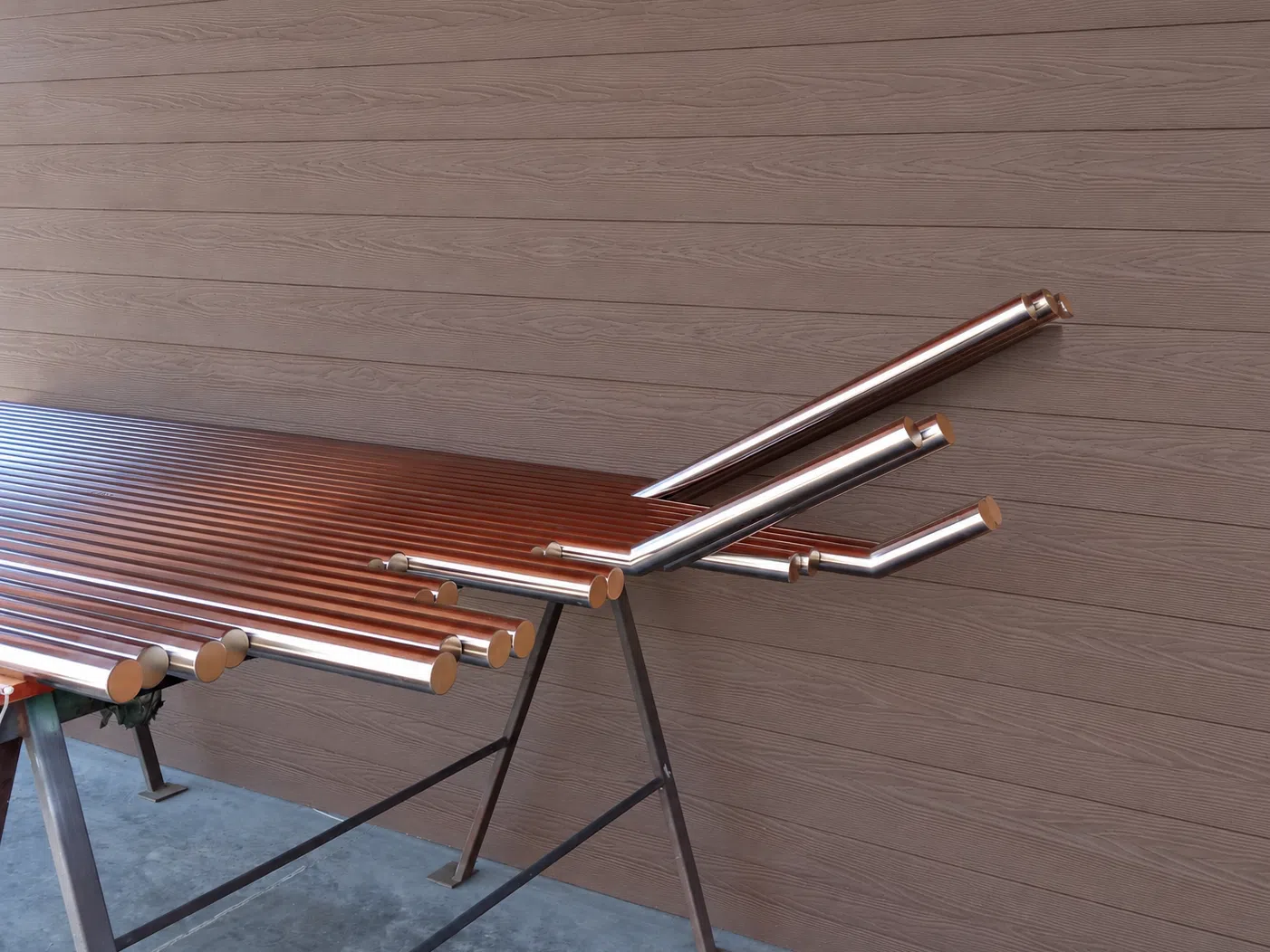 Pasa manos inoxidable en caja de escaleras.